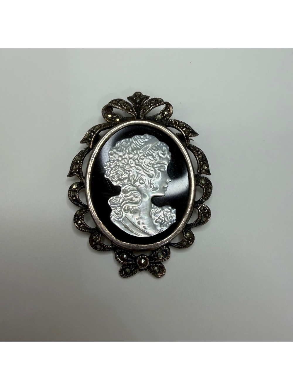 Sterling silver cameo onyx & mother of pearl brooch/pendant vintage